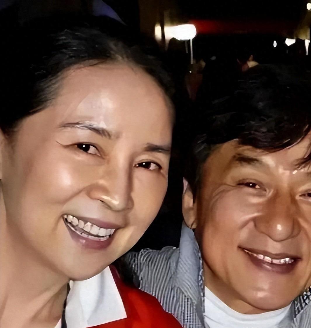 如今再看72岁林凤娇，与71岁成龙同框老到不敢认，蔡澜果然说对了